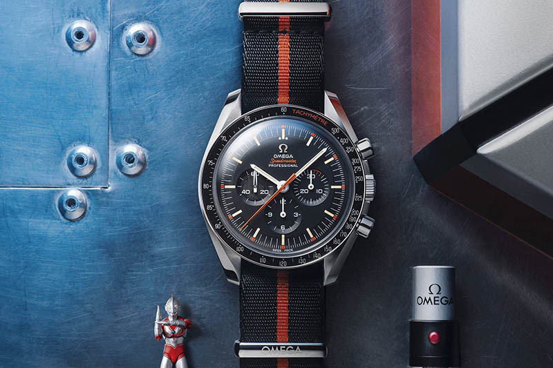 OMEGA Speedmaster Speedy-Tuesday Ultraman，錶殼：鉑金材質／錶徑44.25mm，機芯：1861手動上鍊／振頻每小時21,600次／儲能48小時，功能：小三針／計時，防水：50米，其他：限量2,012只，定價：209,000元。