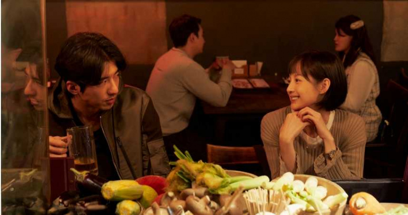 傅孟柏跟簡嫚書在日式居酒屋吃飯談心，曖昧升級。（圖／發起日影視）