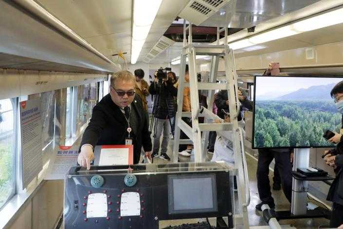 「0系列車」在高鐵興建期間，做為協助探測路線界線、檢測軌道及路徑淨空等測量工作的「限界測量車」，其內裝也將提供遊客參觀。（圖／台南市政府提供）