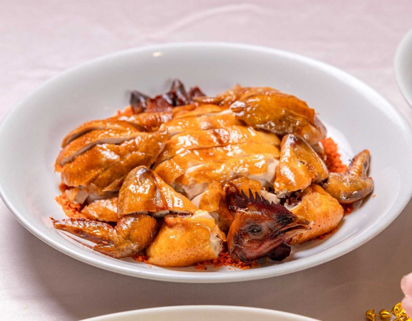 「風沙油淋脆皮雞」選用大小適中的土雞，沿襲古法沾上麥芽糖水風乾一夜，再以熱油炸至金黃，皮脆肉汁鮮口。