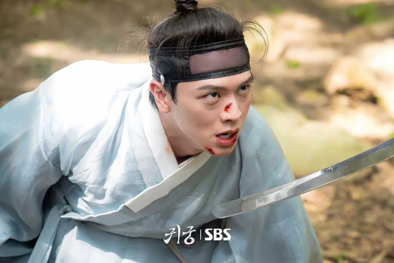 劇中有很多使用刀劍或武器的動作戲，讓陸星材吃足苦頭。（圖／取自sbsdrama.official IG）