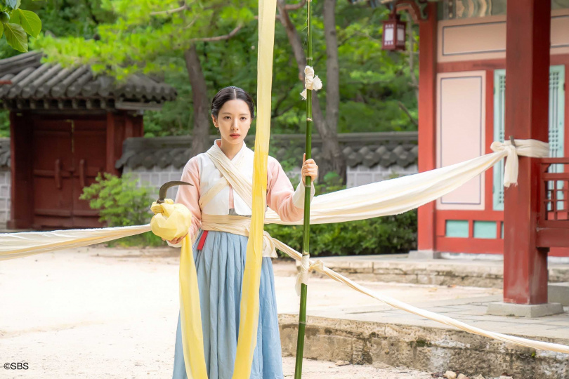 金知妍則特別找了真正的巫師做功課，並且親自觀看跳神儀式。（圖／Hami Video提供）