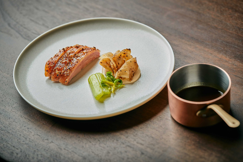 首爾米其林二星Restaurant Allen招牌菜色「香煎鴨胸佐西芹與塊根芹」。(圖/寒居酒店提供)