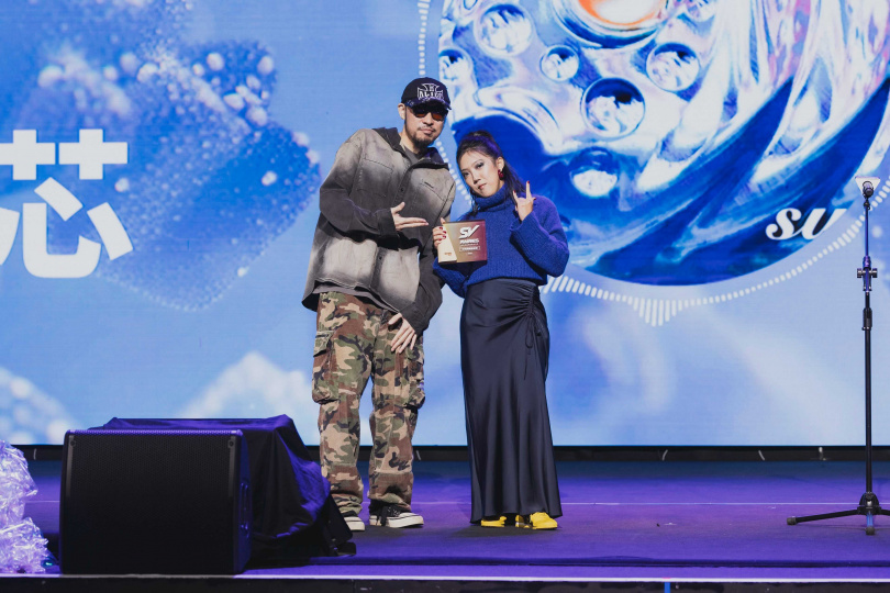 MC HotDog熱狗頒獎給李竺芯。(圖/StreetVoice街聲提供)