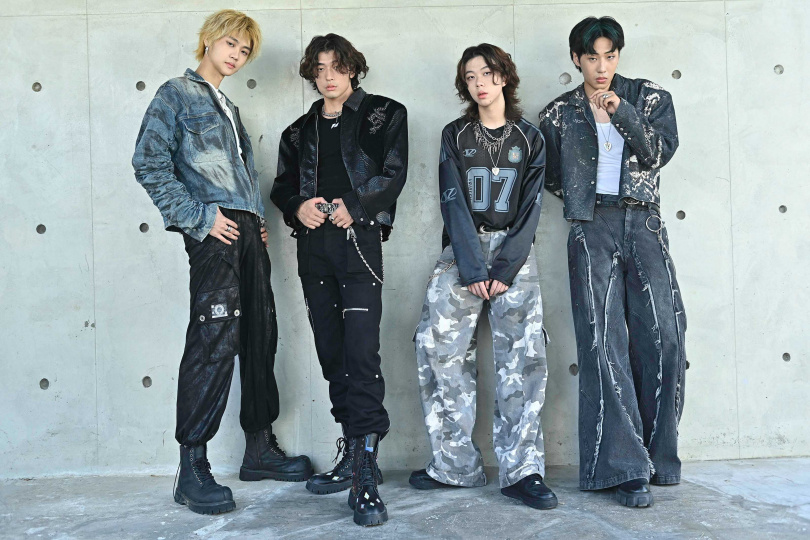 帕拉斯在豔陽高照的天氣拍攝MV。（圖／迷音樂提供）