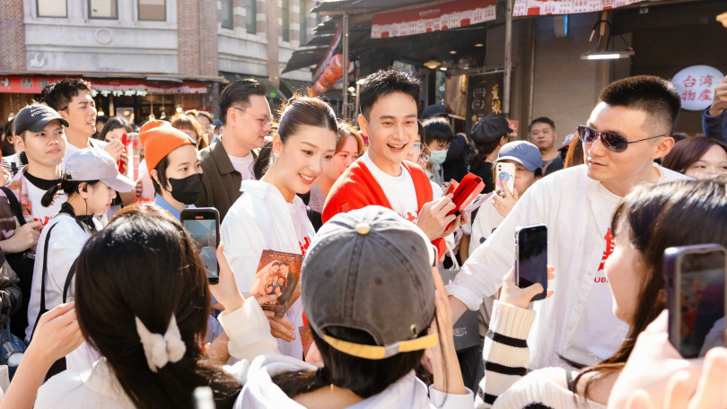 《雙囍》主演余香凝(左)、劉冠廷(右)一起掃街向民眾拜早年。(圖/水花電影提供)