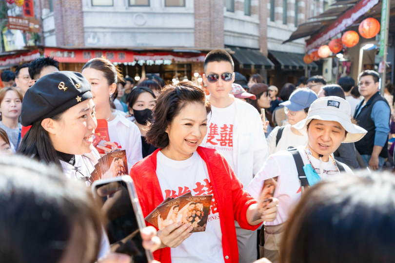 楊貴媚為《雙喜》掃街發揮國民媽媽的魅力。(圖/水花電影提供)