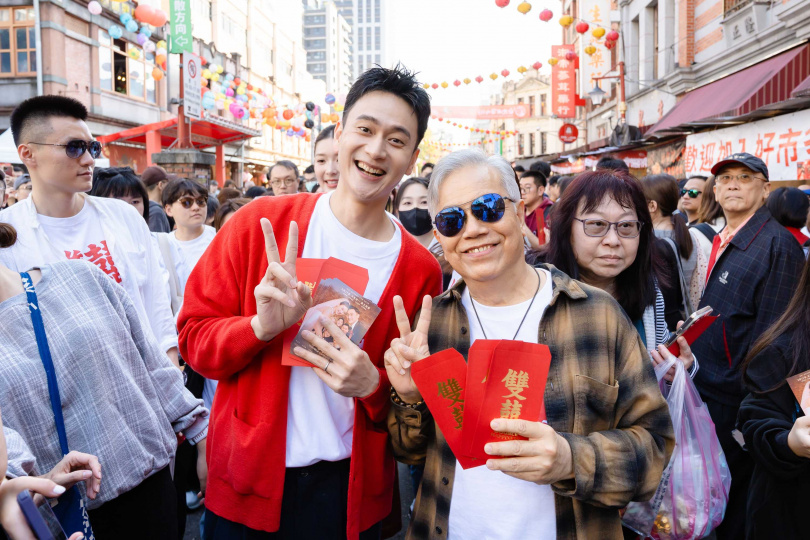 田啟文(右)遇粉絲拿出《少林足球》時期的簽名卡請他簽名,讓他又驚又喜。(圖/水花電影提供)