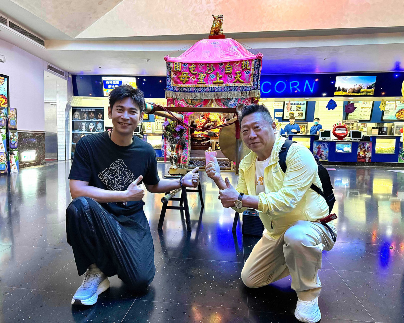 楊子儀與導演王重正感覺每天都像被神明保護著。(圖/壹捌玖伍電影公司提供)