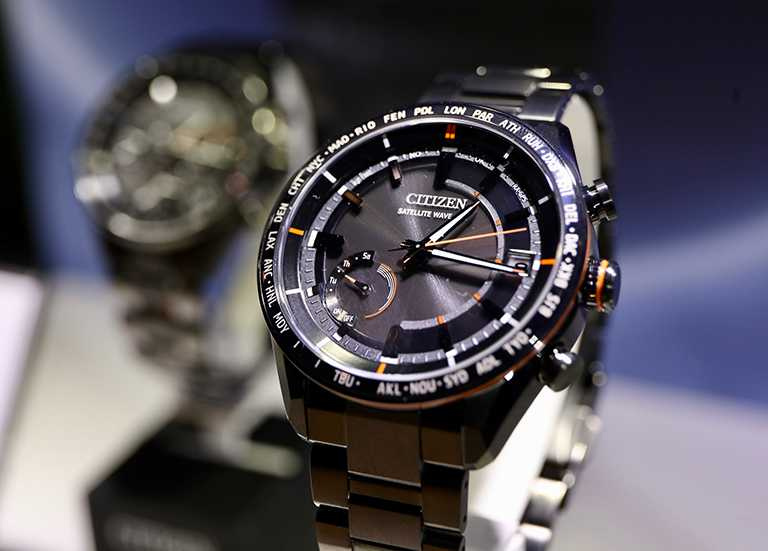 CITIZEN「CB5887-55H光動能多局電波腕錶」，不鏽鋼錶殼，42.5mm╱29,800元。（圖╱焦正德攝影）
