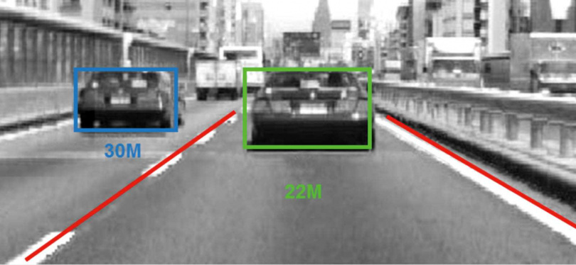 SUBARU最引以為傲的EyeSight系統，在擋風玻璃上方有三顆感測器，判斷路況更為準確。（圖／翻攝畫面）