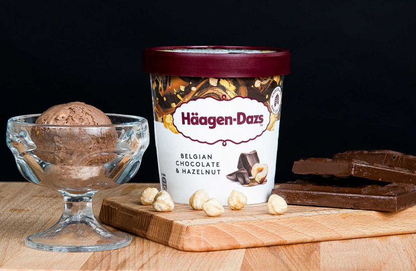 「比利時巧克力榛果冰淇淋」以質地細緻滑順的比利時巧克力為基底，多重的甜蜜在舌尖交融。