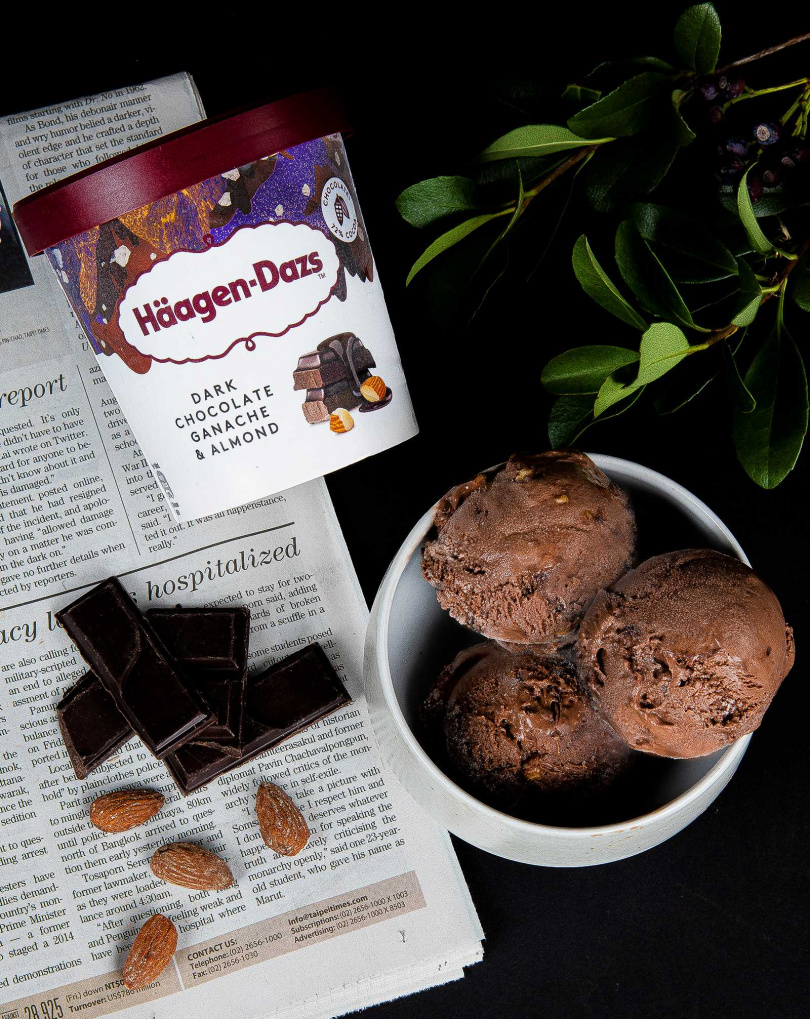 「72%黑巧克力甘納許脆杏仁」選用上乘品質的可可豆，在冬天帶來滿滿幸福滋味。