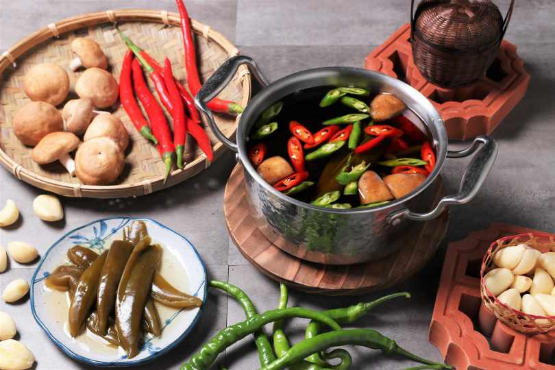絕色三椒鍋以人氣菌菇湯加入新鮮美人椒、青龍椒及鮮甜甘脆的剝皮辣椒，調製出獨特風味。