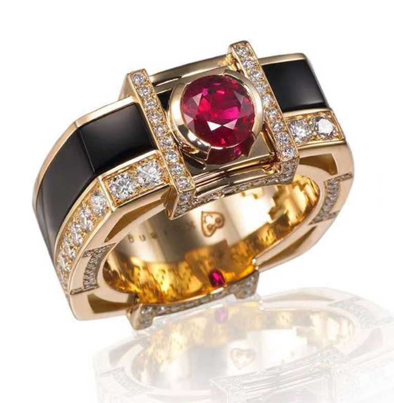 Khieng ATELIER「MEET LOVE」訂製慈善珠寶，拍賣限量版，18K黃金鑲嵌白鑽、紅寶石及黑瑪瑙╱880,000元。（圖╱Khieng ATELIER提供）