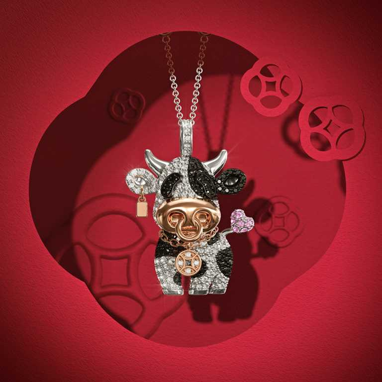 Qeelin「Niu Bo Bo」18K白金、鑽石、黑鑽石及粉紅藍寶石吊墜，限量88件╱272,500元。（圖╱Qeelin提供）