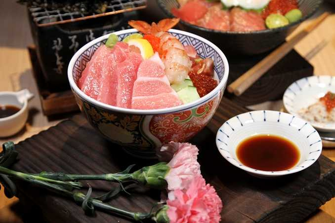 「<極上>日本黑鮪丼」則一次可品嚐到黑鮪三種部位，盛器更特別採用「金彩 古伊萬里」（有田燒），相當值得仔細品鑑欣賞，套餐售價$1,299元。