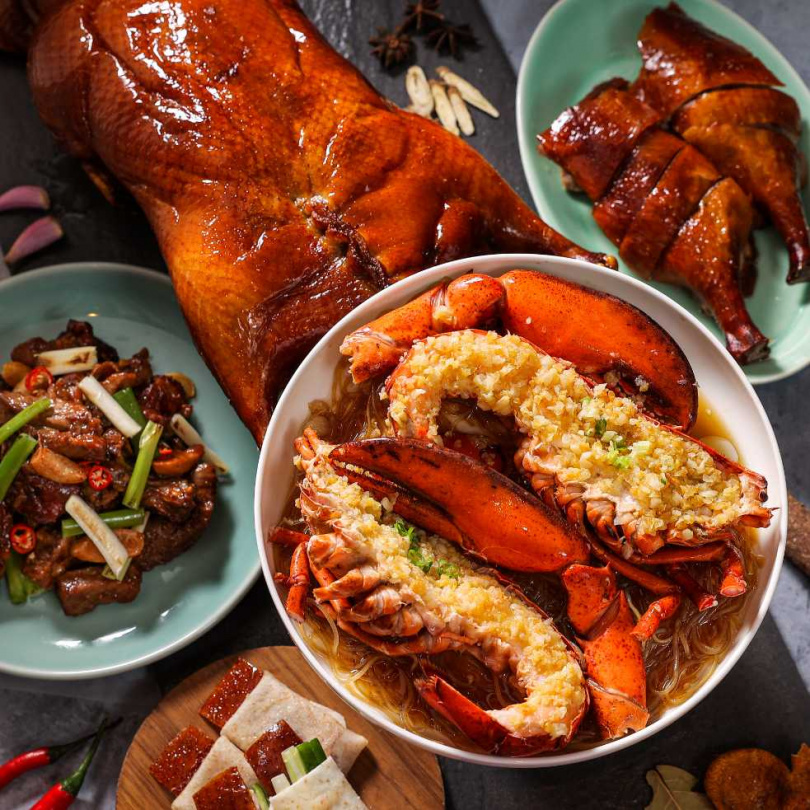 晶華美食到你家」祭出兩款「雙十一限定饗宴」包括經典片皮鴨三吃以及雙人份厚切爐烤肋眼牛排龍蝦套餐。