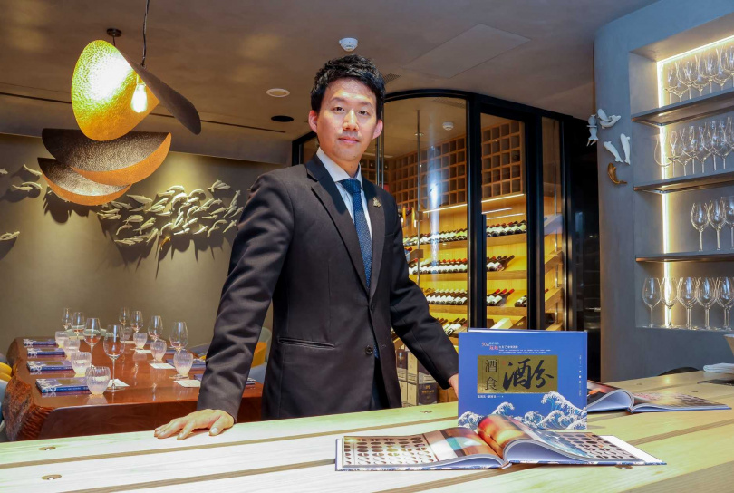 出生自台灣的張鴻亮是世界唎酒師大賽第一位非日籍的冠軍唎酒師，2019年獲獎時他於台北米其林餐廳「祥雲龍吟」任首席侍酒師。（圖／酒食酒分提供）