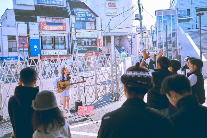韓菲到東京挑戰當街頭藝人獻唱。（圖／駿馬客工作室提供）