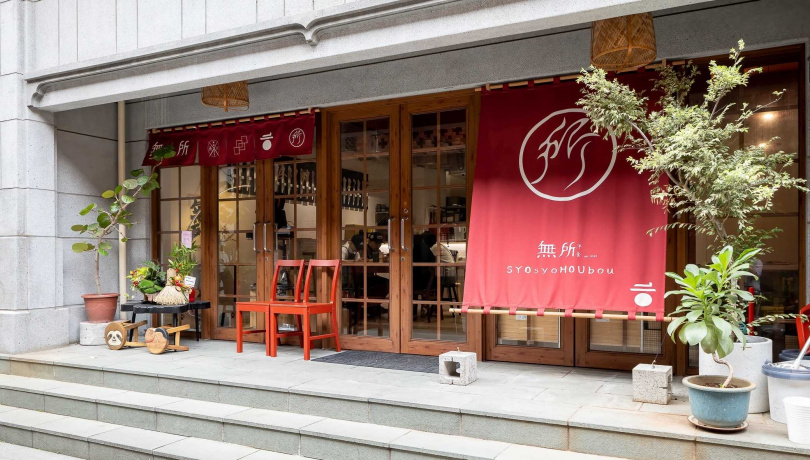 外觀讓人聯想到日本街邊店舖的無所洋食，位於迪化街北段鬧中取靜的「迪化街十連棟」內。（圖／焦正德攝）