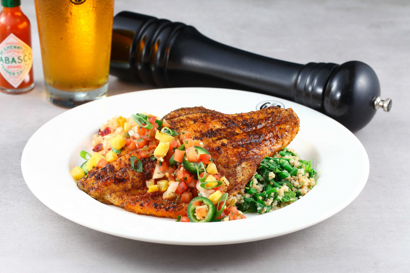 GB鮮釀餐廳的紐奧良香煎海鱸與碳烤鮮蝦。（圖／ GB鮮釀餐廳提供）