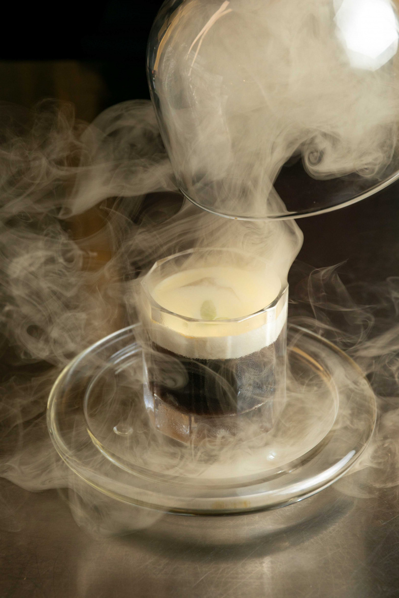 「煙燻奶油冷萃」在細緻奶蓋上注入櫻桃木煙燻香氣，再啜飲帶點發酵微酒感的冷萃咖啡，層次十分豐富。（200元，圖／宋岱融攝）