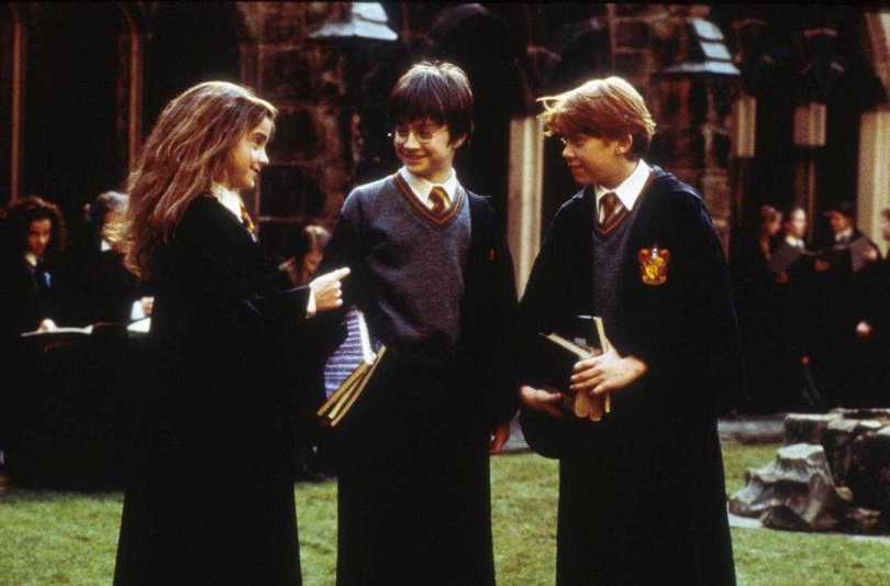 《哈利波特：神秘的魔法石》陪伴許多人度過青春歲月！隱形披風及九又四分之三月台等場景都是電影中的特色迷幻元素。
