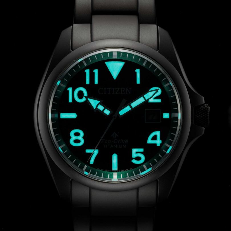 BN0241-59W大面積的夜光時標設計使腕錶在光線不佳的情況下仍能清晰閱讀時間！