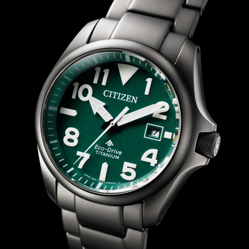 BN0241-59W這款腕錶以深具層次感的「森林綠」為主調，搭配球面藍寶石玻璃鏡面，不僅強化了視覺效果，更展現了出色的製表工藝。