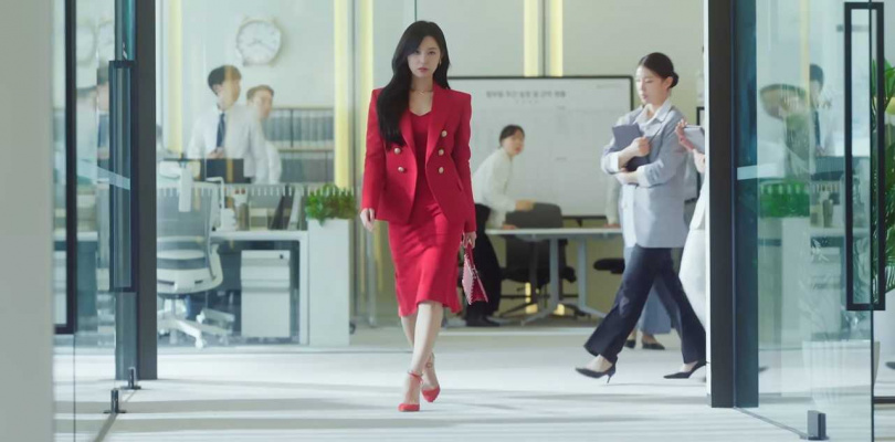 《淚之女王》女主角金智媛於最新第 8集身穿 BALMAIN 針織套裝。（圖／截自 tvN）