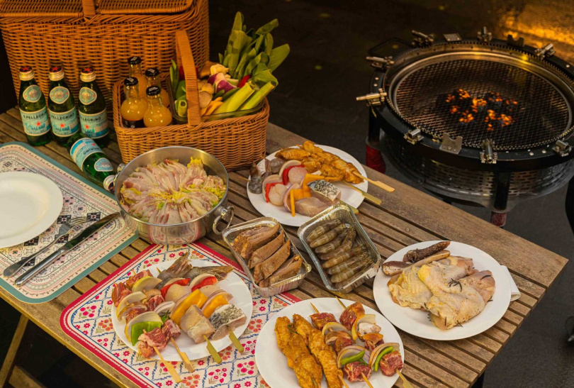 晚餐在戶外絕美星空下享用專人備料生火的烤肉盛宴，也可選擇舞饌日式會席或蝶舞咖啡廳享用西式料理（3選1）。