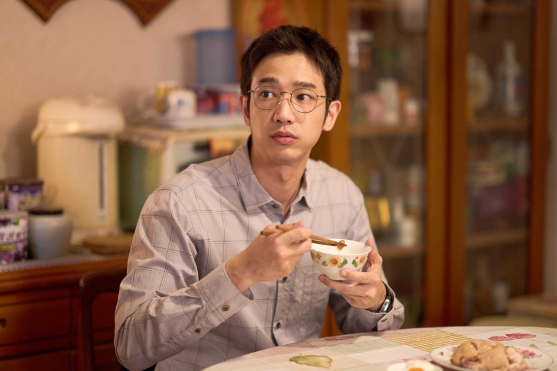 劉以豪一改霸總形象,變成宅男媽寶。(圖/Netflix提供)