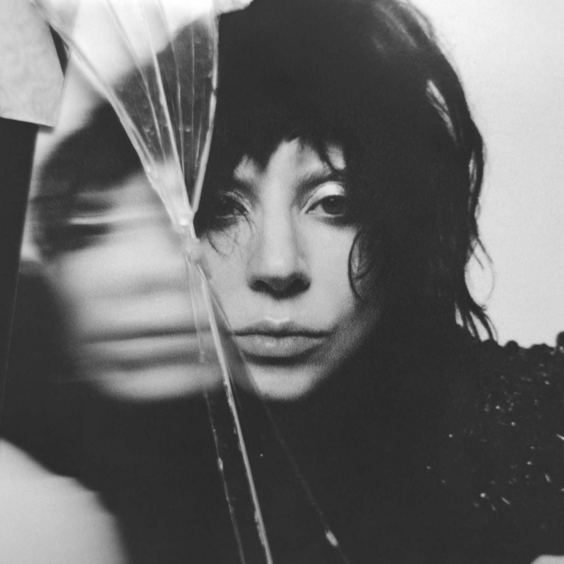 女神卡卡新專輯《狂亂》，回歸許多早期粉絲最愛的流行曲風。（圖／環球音樂提供）