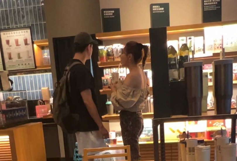 小禎當天與一位男性友人相約,期間兩人話題不斷,感覺得出交情不錯。(圖/讀者提供)