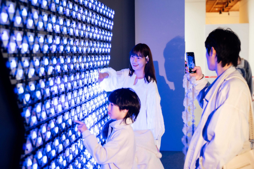 林舒語與兒子玩《流光之波》。（圖／寬宏）