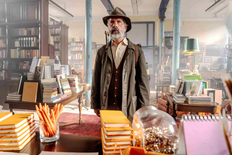 德國影帝克里斯多福赫斯特將片中個性靦腆卻情感滿分的「送書人卡爾」演繹得淋漓盡致。（圖／海鵬提供）