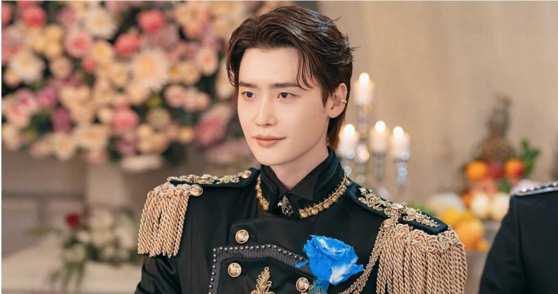 李鍾碩飾演西王國王子,每次看回放都對拍攝畫面驚艷不已。(圖/Disney+ 提供)