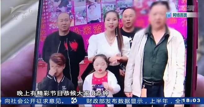 陳姓網紅號召粉絲收看母親喪禮直播。(圖/翻攝自微觀昭通微博)