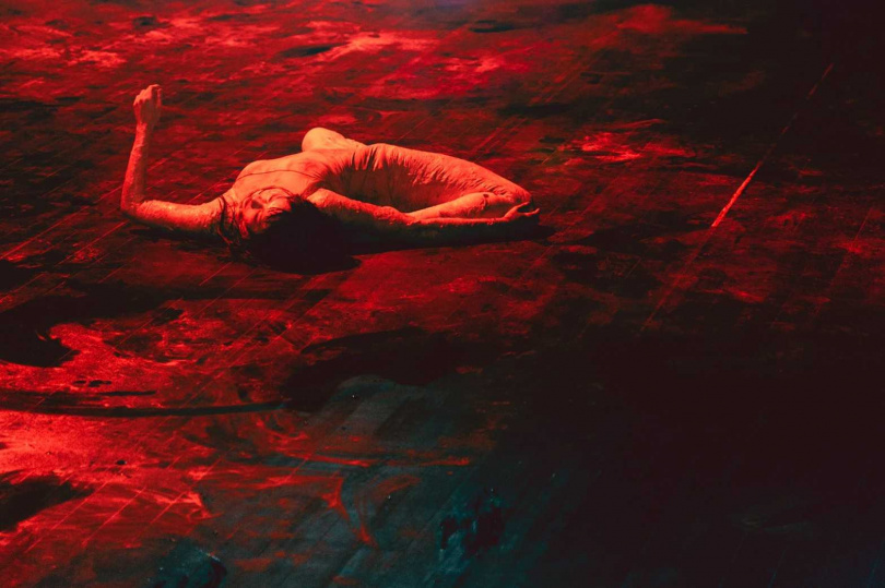 《屍舞》描述舞者對所愛的恐怖執念，就算死後、屍體腐爛仍然偏執跳舞。（圖／高雄市電影館）