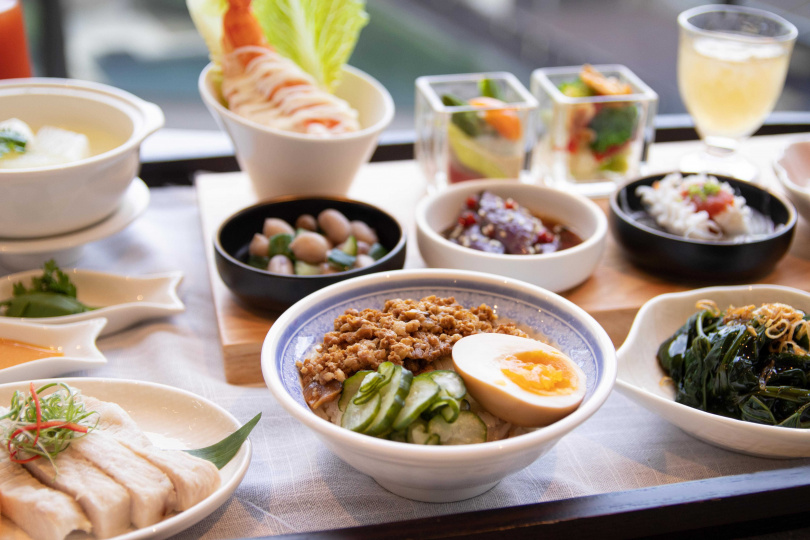 雍翠庭新款台式早餐以台南肉燥米糕為主體，點綴台式辦桌時常出現的鮮蝦沙拉，展現熱情友好，一早就擄獲貴賓的胃。