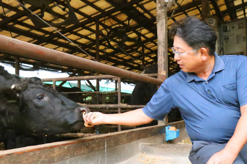 牧場主人尾崎宗春重視牛隻血統與飼料配方、打造柔嫩多汁的頂級風味。（圖／和牛研究室提供）