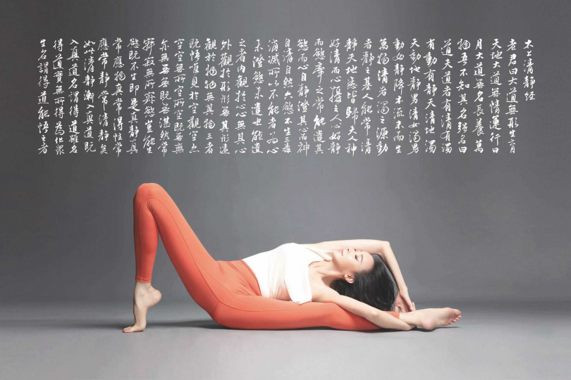 公益年曆14張精選照片中蕭薔展現專業瑜珈招式。（圖／珍世美學慈善基金會提供）