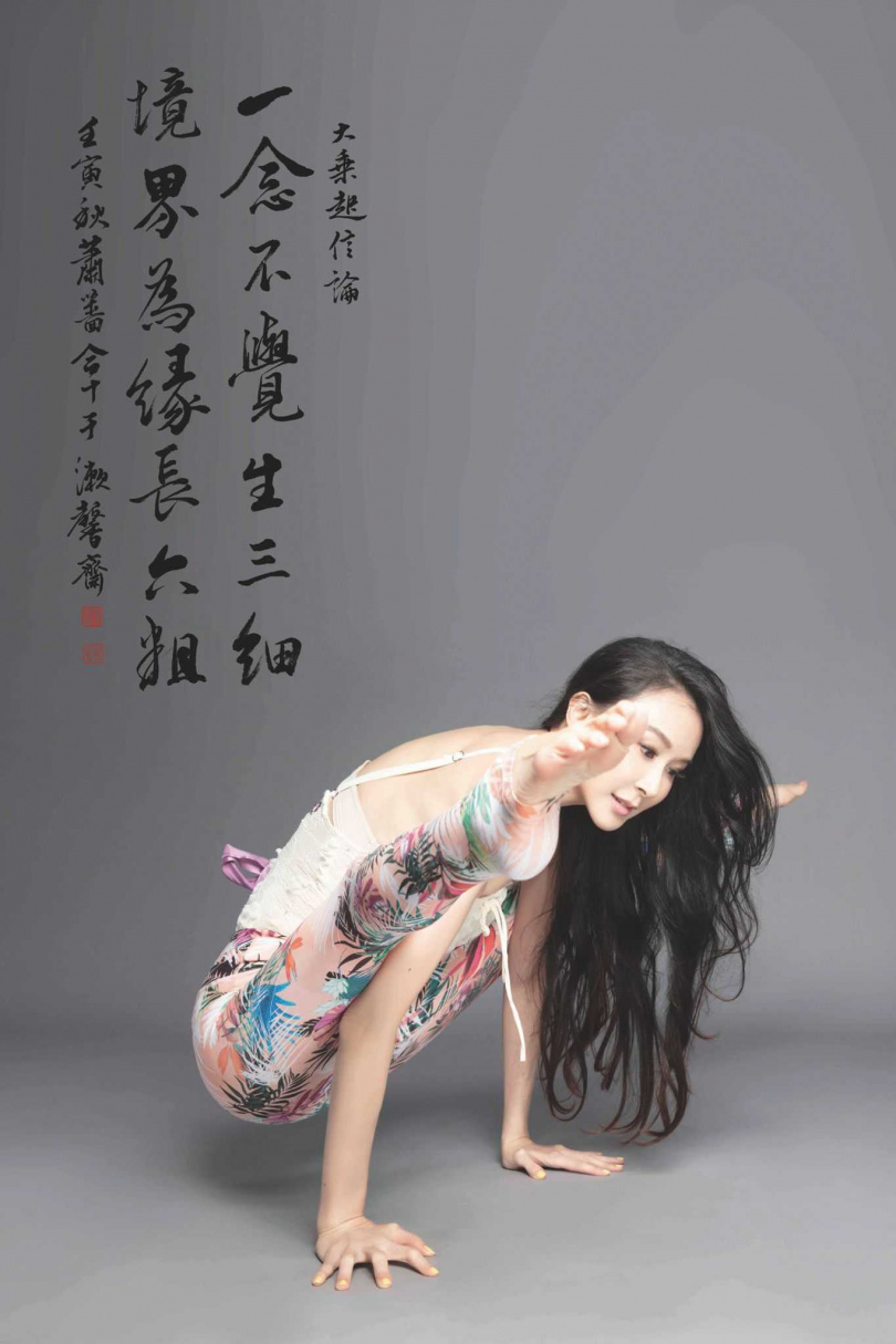 公益年曆14張精選照片中蕭薔展現專業瑜珈招式。（圖／珍世美學慈善基金會提供）