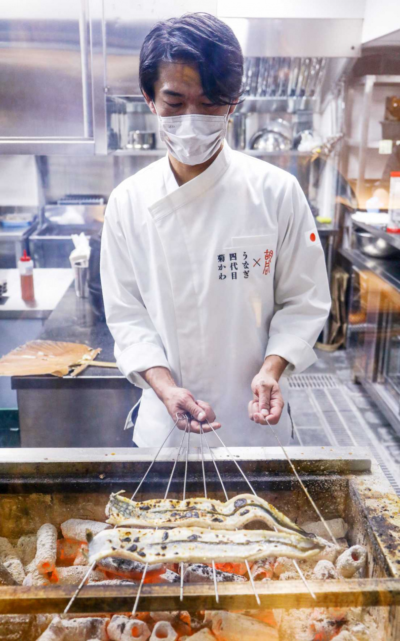 日本社長菊川雄平示範關西烤鰻採全程炭火直烤的料理方式，可使鰻魚表皮酥脆、炭香味豐富。（圖／趙文彬攝）