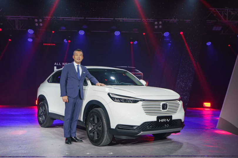 Honda Taiwan社長高岡篤史與2022年剛推出的全新HR-V合影。（圖／台灣本田提供）