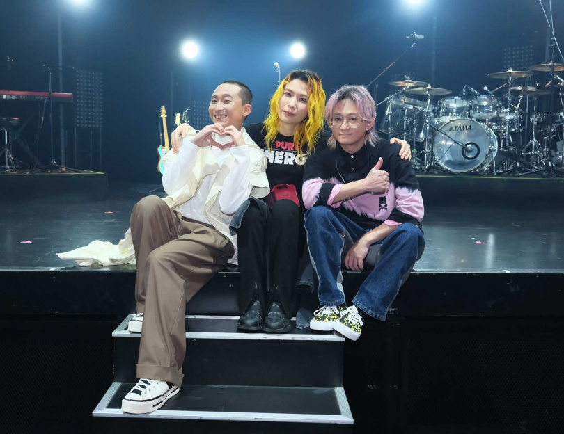 Tizzy Bac邀請浩子（左）擔任《從地心竄出》巡迴演唱會台北場嘉賓。（相信音樂提供）。（圖／相信音樂提供）