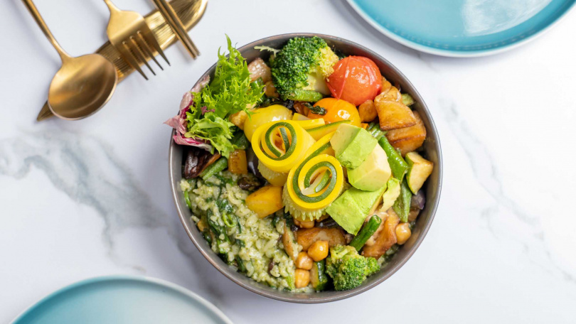 調味清爽的「綜合時蔬佛陀碗 綠飯」算是特別針對素食者設計的菜色，也是餐廳中少數非馬來西亞風的料理。（380元，圖／焦正德攝）
