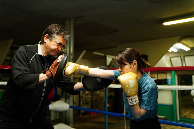 三浦友和在《惠子不能輸》中跟岸井雪乃飾演的拳擊手，情同父女。（圖／光年映畫提供）
