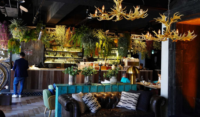 餐廳空間十分華麗，以舒適座椅加上大片植栽營造打卡點。